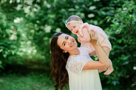 Jolie Femme Brune En Robe Blanche Pose Avec Sa Petite Fille Dans Le