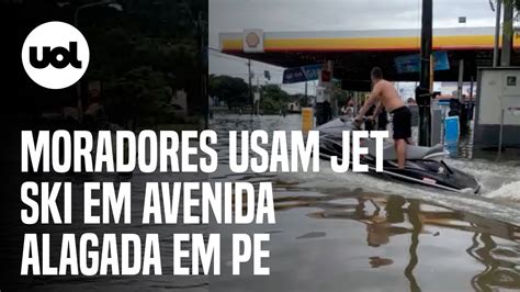 Dupla Usa Jet Ski Para Se Locomover Em Avenida Alagada No Recife Youtube