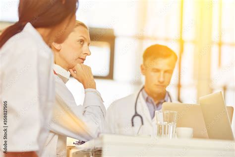 Ärzte Team bei Besprechung in Klinik Stock Photo Adobe Stock