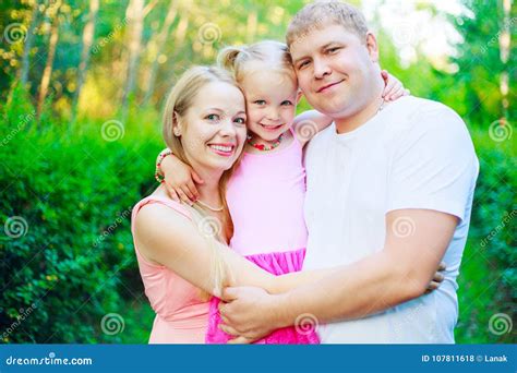 Het Gelukkige Blonde Jonge Familie Openlucht Koesteren Stock Foto Image Of Kind Affectie