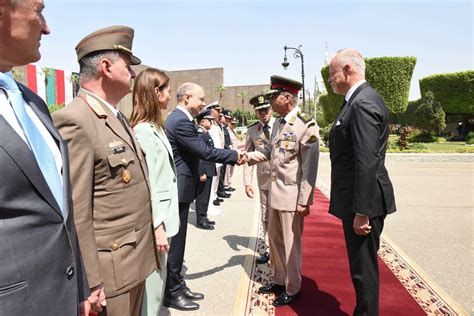 وزير الدفاع يلتقي بنظيره المجري لبحث التعاون العسكري المشترك