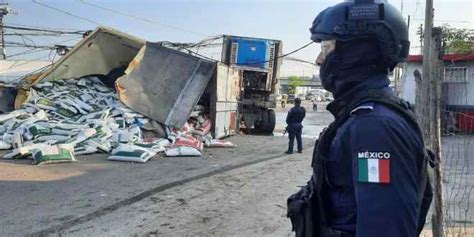 Caos vial por volcadura en Periférico En Tabasco