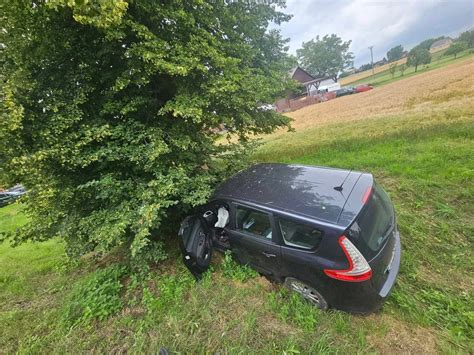 Powa Ny Wypadek W Powiecie Krakowskim Auto Wyl Dowa O Na Drzewie