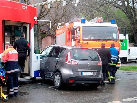 Auto übersieht Straßenbahn zwei Fahrgäste bei Unfall verletzt