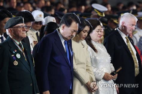 尹대통령 오늘의 대한민국 유엔군 피묻은 군복 위에 서 있어 나무뉴스