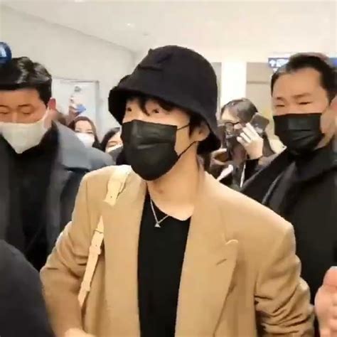 Jhope Safely Arrived Korea From Paris Our Fashion King Jhope Bts