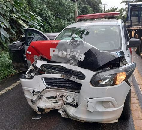 Tr S Ficam Feridos Em Colis O Entre Carro E Viatura Da Pm Na Rio Santos