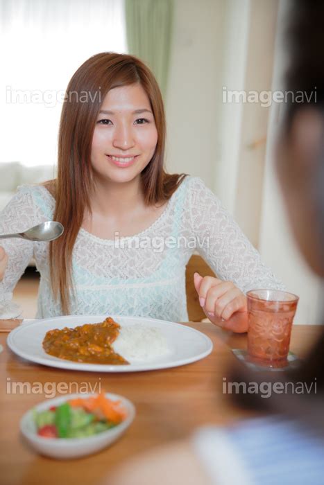 【カレーを食べる女性】の画像素材 19850348 写真素材ならイメージナビ