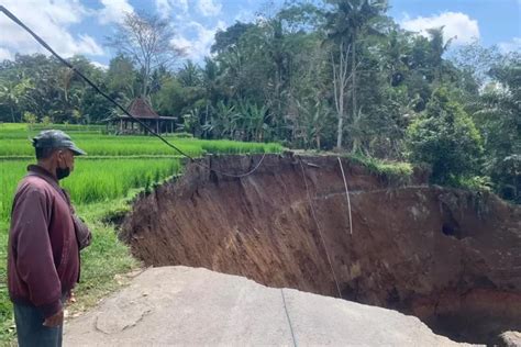 Jalan Jebol Di Bali Lokasi Banjar Cebok Gianyar Sudah Rusak Sejak