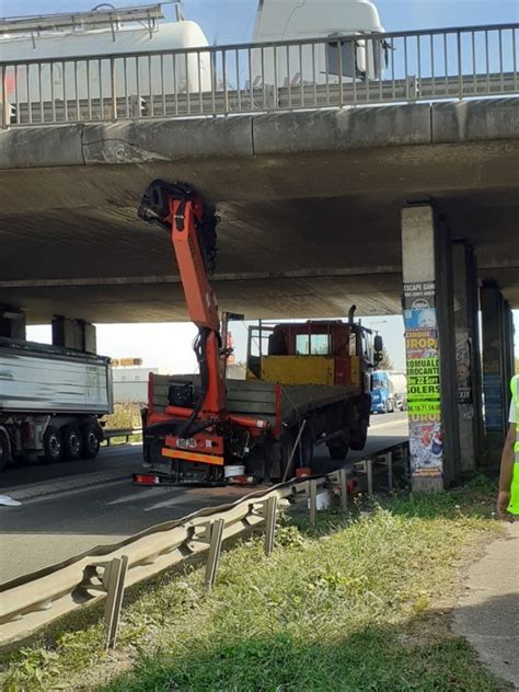 Seine Et Marne Le Camion Percute Le Pont De La Francilienne Entre