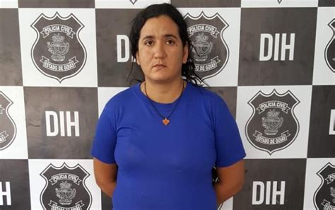 Mulher Presa Suspeita De Tentar Matar Marido Jogando Leo Quente Nele