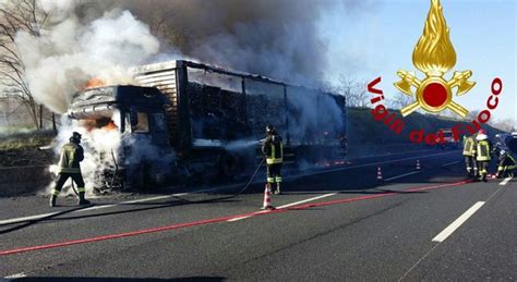 Roma Fiamme Sul Gra A Fuoco Un Camion Carico Di Balle Di Carta