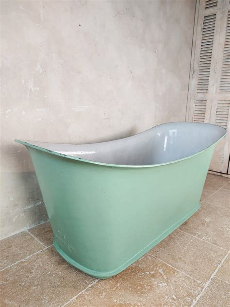 Antique cast iron bathtub in mint green - Piet Jonker