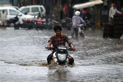 Delhi Lost Over Inr 9 Cr Because Of Waterlogged Roads And Crawling