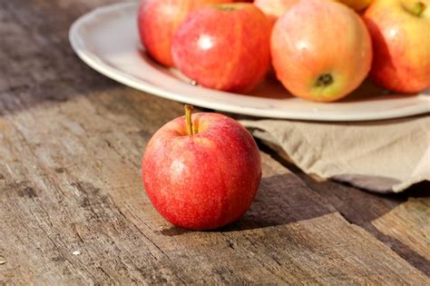 Manzanas Rojas Frescas En Una Mesa De Madera Foto Gratis