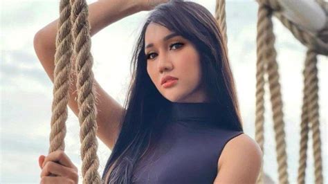 Maunya Saingi Syahrini Intip Wajah Lucinta Luna Setelah Jalani Operasi