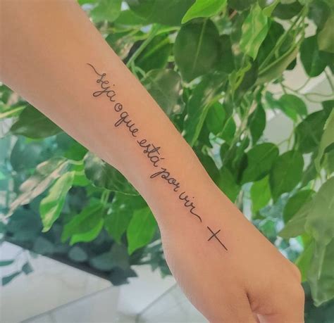 50 fotos de tatuagem de frases no braço que carregam lindos