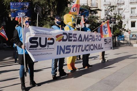 El SUP se concentra frente al Congreso para denunciar la situación de