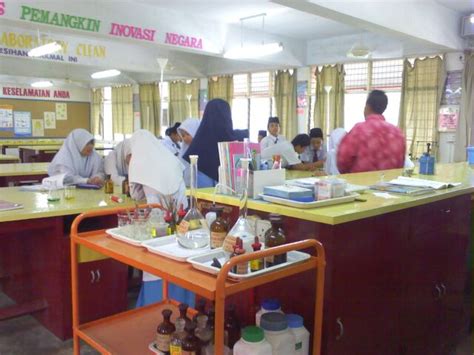 Makmal Sains Sekolah Eksperimen Peneutralan Oleh Pelajar Tingkatan 2