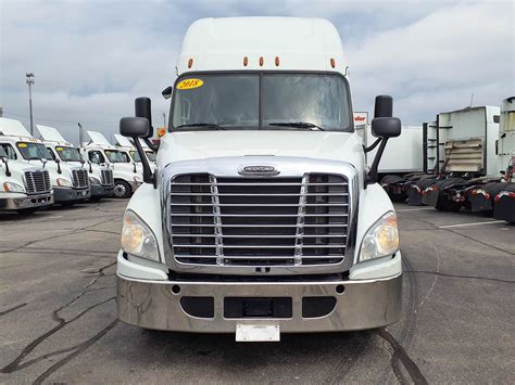 Freightliner Cascadia Sleeper Semi Truck Condo Sleeper