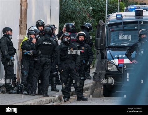 El Equipo De Intervenci N A La Espera De Entrar En El Edificio M S De