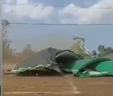 Angin Puting Beliung Sapu Bersih Panggung Dan Tenda Hajatan