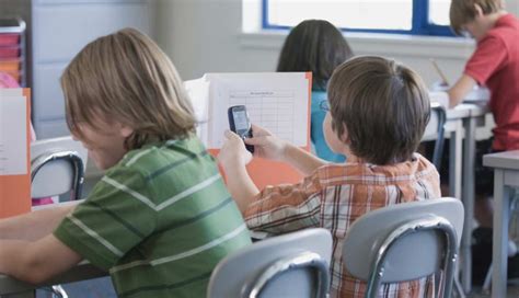 Ministerio De Francia Proh Be El Uso De Celulares En Escuelas As