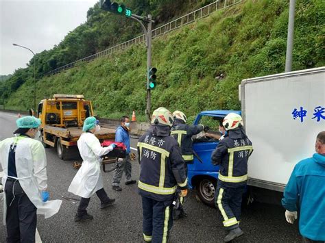 小貨車撞休旅車 車毀人骨折受困 社會 自由時報電子報