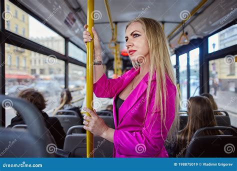 Uma Mulher Branca Em Pé Rosa Dentro De Um ônibus Urbano Ou Troleicarro