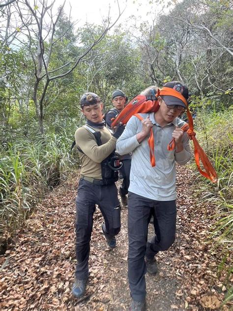 爬井步山登山客無生命跡象 警消馳援接力抬人下山 社會 中時