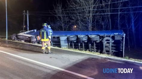 Un Colpo Di Sonno Alla Guida Del Camion Mezzo Ribaltato