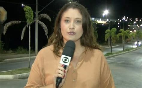 Repórter Fica Constrangida Após Jovem Mostrar Bumbum Ao Vivo Em