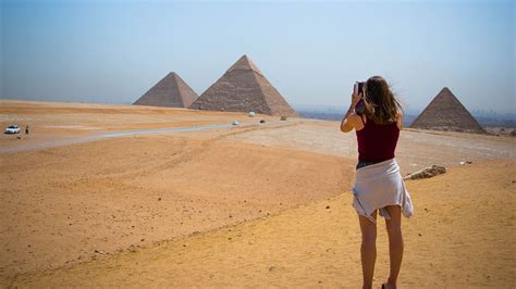 Us Tourist Arrested And Released Over Obscene Photo Shoot At Pyramids गीजा के पिरामिड पर ‘गंदी