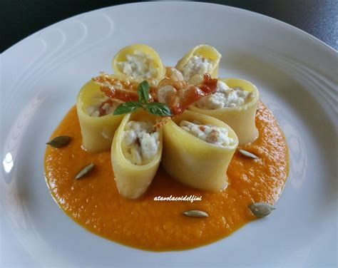 Paccheri Ricotta E Pancetta Su Crema Di Zucca E I Suoi Semi A Tavola