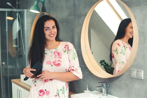 Giovane Donna Che Pettina Capelli Lunghi E Sani In Bagno Brunette Ragazza Che Guarda La