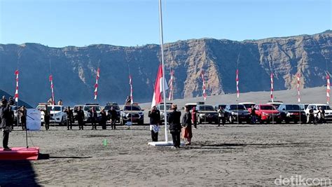 Upacara Hut Ke 79 Ri Di Lautan Pasir Bromo