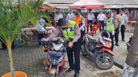 Jelang Arus Mudik Lebaran Petugas Terminal Kalideres Dibantu Polisi