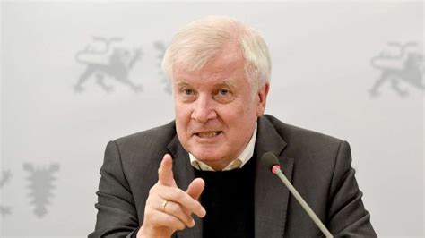 Seehofer Verurteilt Angriffe Auf Polizisten