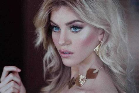 Sara Croce sbaraglia la concorrenza in bikini è la regina indiscussa CalciomercatoWeb it