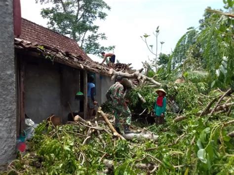 Angin Kencang Rusak 17 Rumah Di Ngawi Kecepatan Angin Capai 40