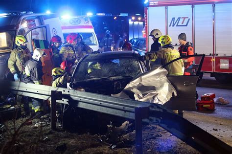 Wypadek z udziałem ambulansu w Waksmundzie FOTO Remiza pl Polski