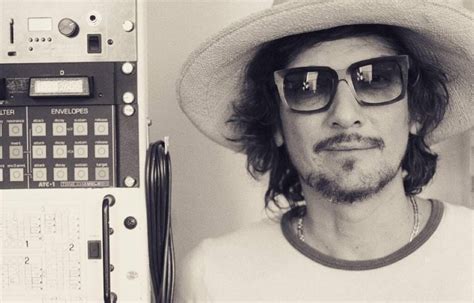 Le N Larregui Estrena Su Tercer Lbum De Estudio En Solitario