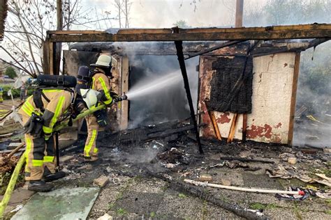 Rauchwolke Ber L Nen Feuer In Einem Gartenhaus An Der Grenzstra E