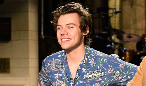 Harry Styles Delivers Kiwi To Fans Waiting In SNL Standby Line