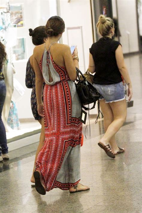 Ego De Vestido Longo Bruna Marquezine Faz Compras As Amigas