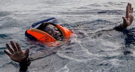 Mediterráneo La historia detrás de la foto del migrante que casi muere