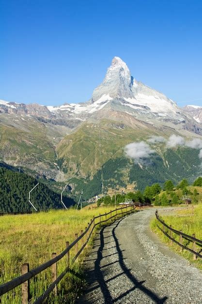 Vista De La Ruta De Senderismo En Los Alpes Suizos Zona De Las