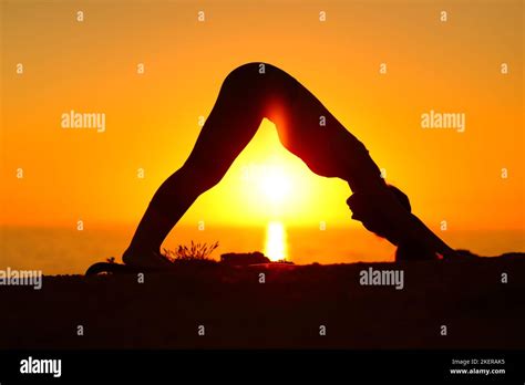 Silueta De Una Mujer Haciendo Yoga En La Playa Fotograf As E Im Genes