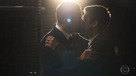 Beijo gay entre Agno e Leandro divide opiniões beijo de brother