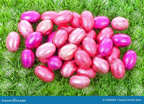 Ovos De Easter Cor De Rosa Na Grama Foto De Stock Imagem De Chocolate